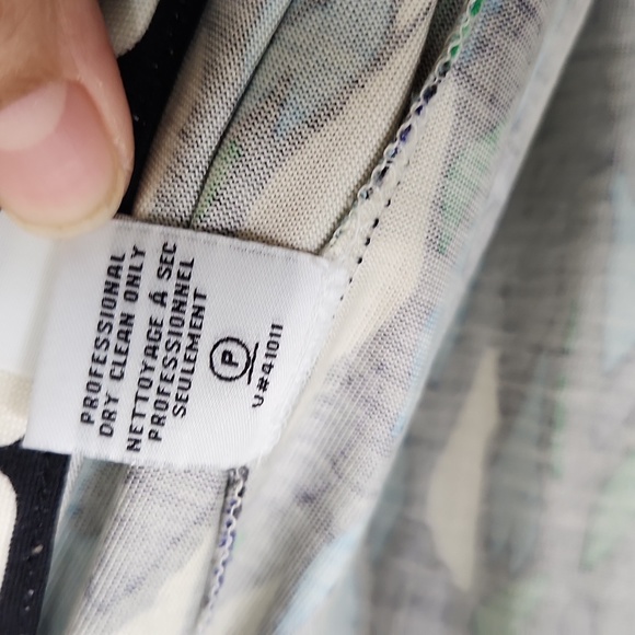 Diane Von Furstenberg-Julian Two Mini Banded dress.  Size 8. - Picture 10 of 10